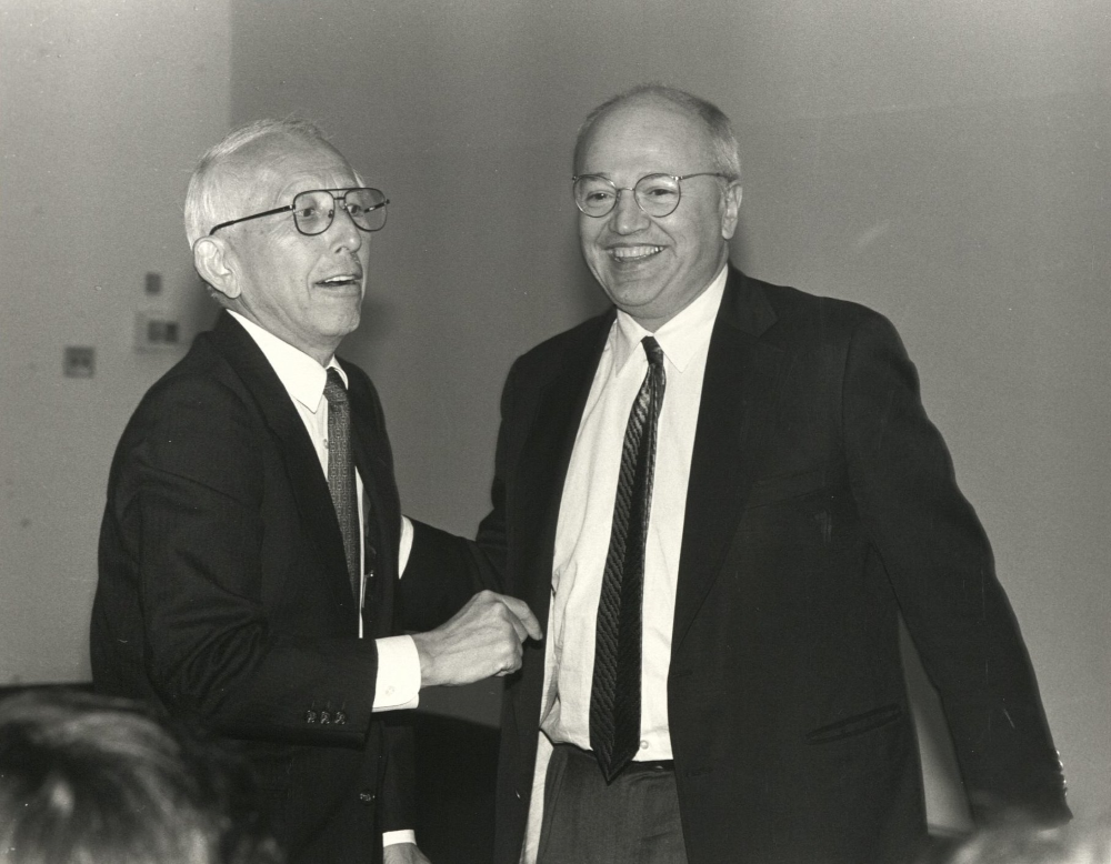 Fumihiko Maki and Jorge Silvetti shaking hands.